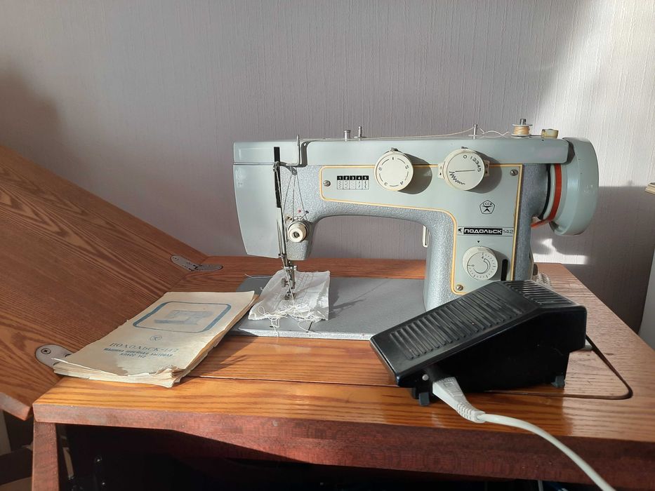 Швейна машинка Подольск 142 з ел. приводом б/в. 2250грн. Торг