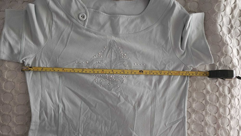T-shirt com cristais e tachas