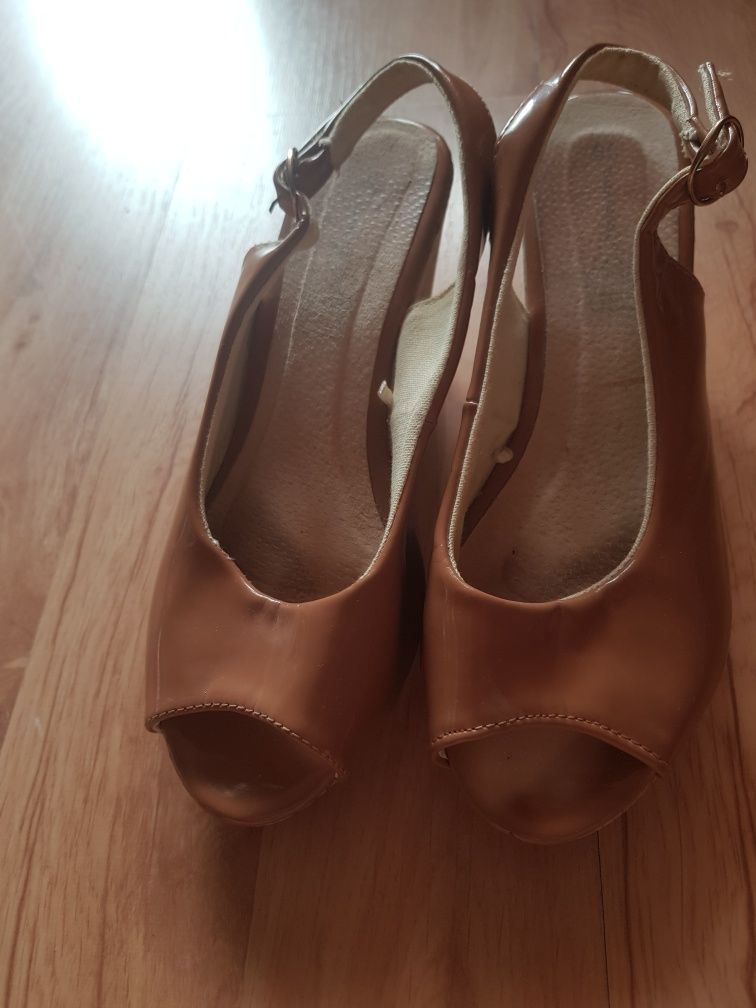 Buty damskie na lekkiej koturnie rozmiar 38