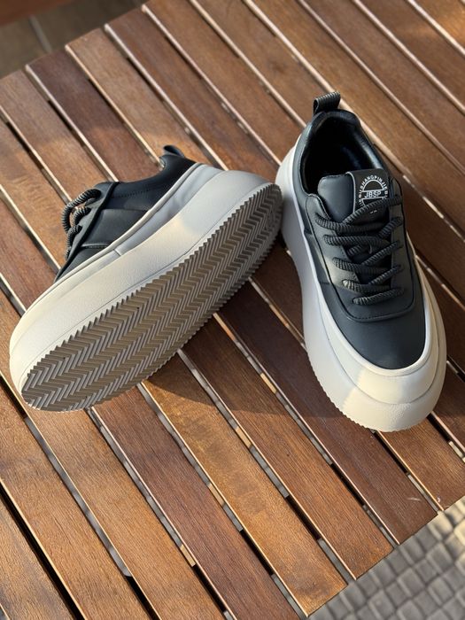 Продам оригінальні кросівки.