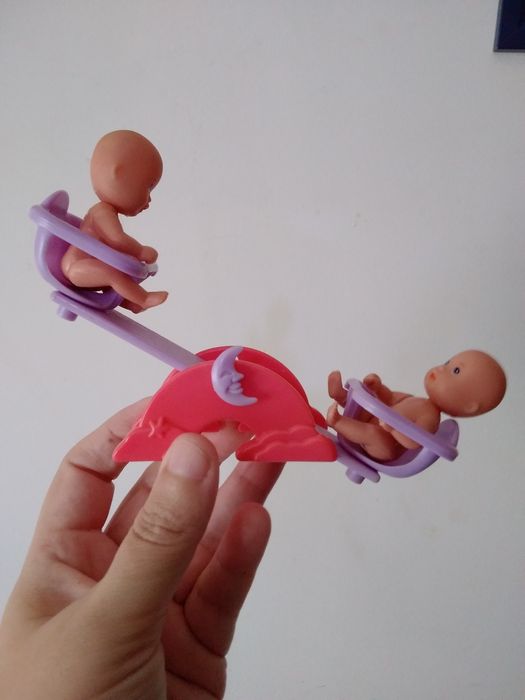 Brinquedos: 2 bebés com baloiço e banheira.