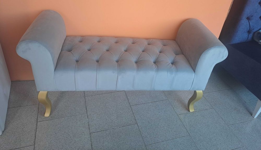 Sofá todo estofado em cinza claro