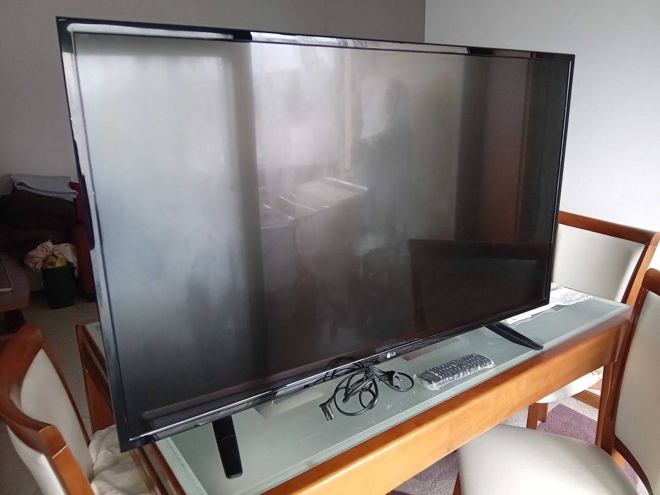 Smart TV LG 43" 4K como nova com Wi-Fi e APPs