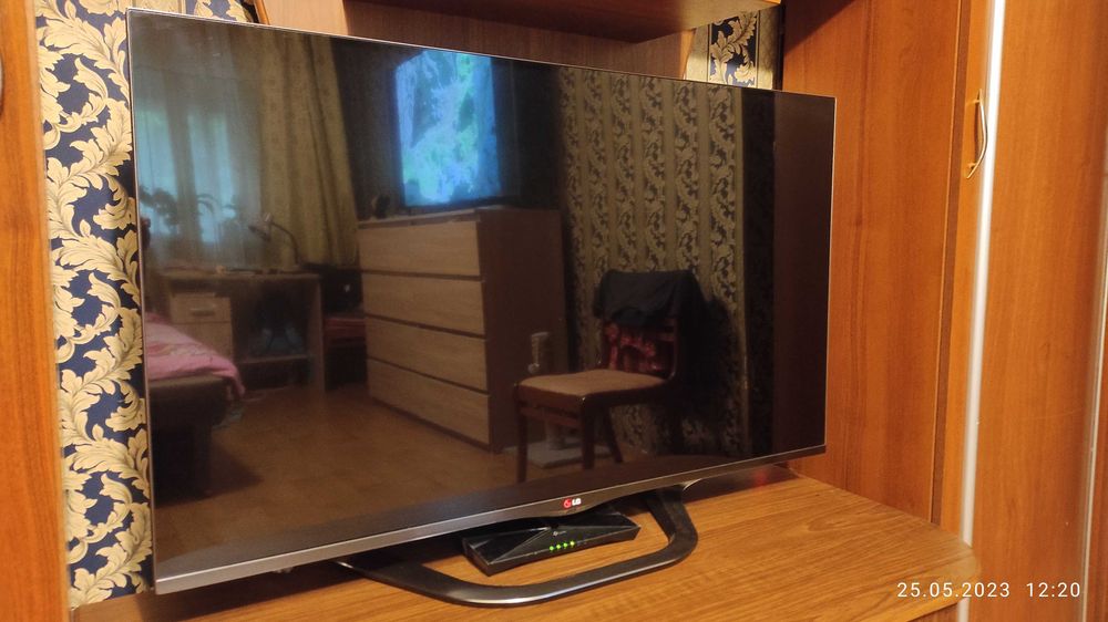 LG LA690V-ZB Продам 3D телевизор