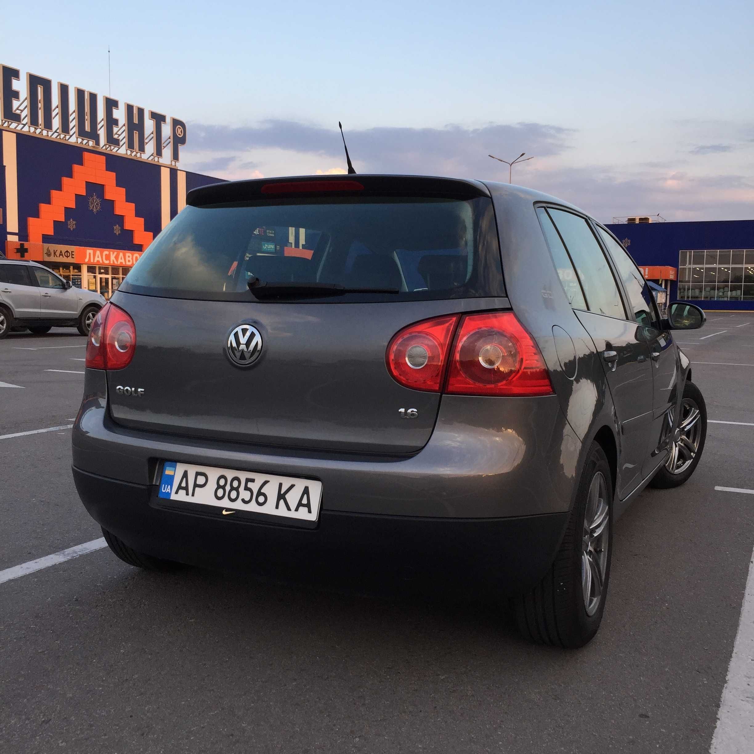 Любимый ухоженный автомобиль Golf 5 1.6 mpi bse