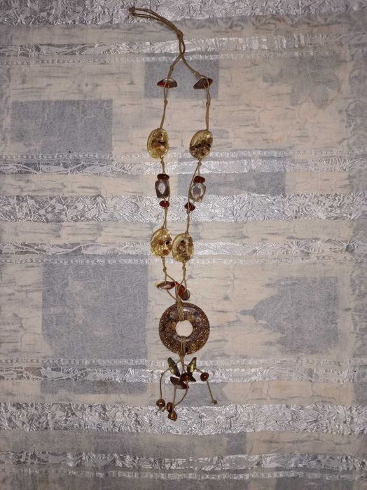 Буси,  вощений шнур, эпоксідна смола, висушені рослини .