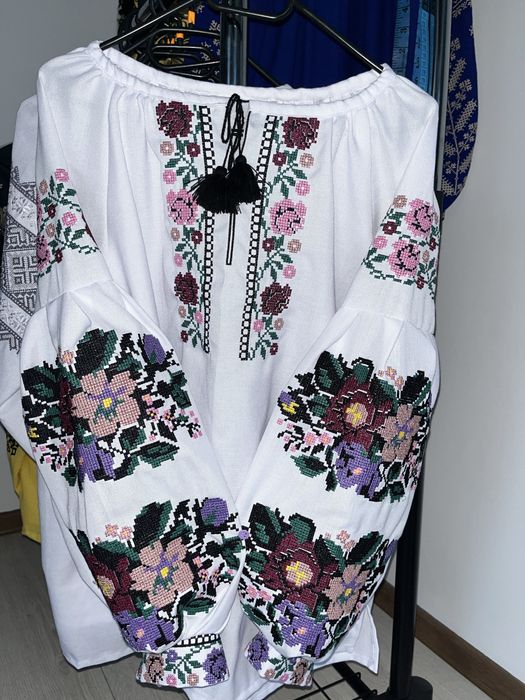 Великий розпродаж платтів і вишиванок