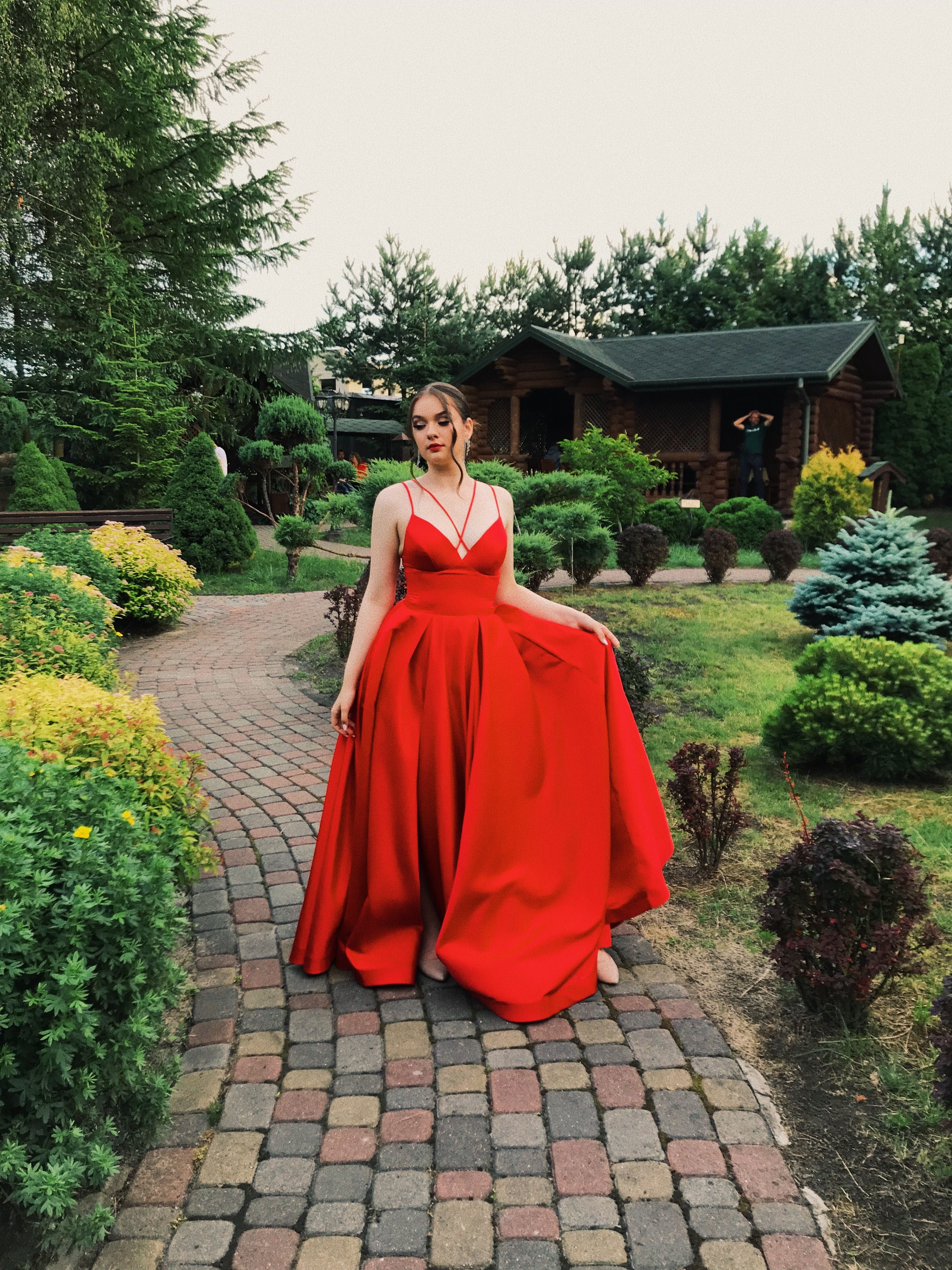 Вечірня сукня , червоного кольору. Красива, та дуже приваблива
