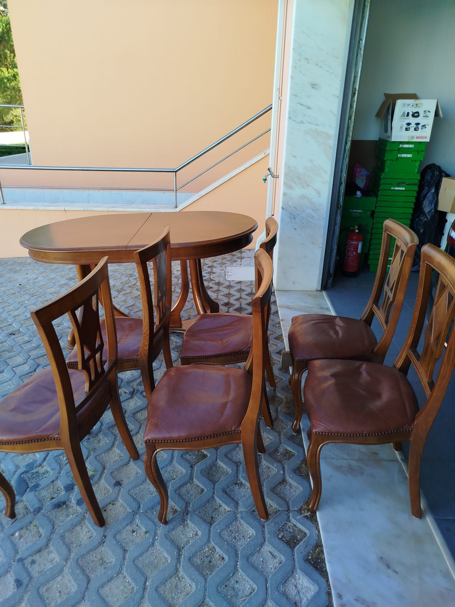 Vendo conjunto de cadeiras e mesa de sala.