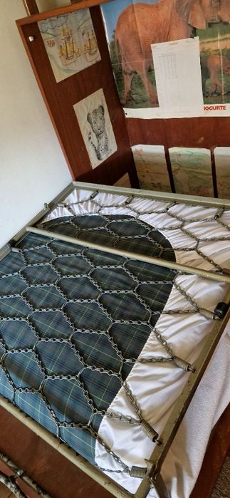 Móvel com armário e cama de solteiro incorporado