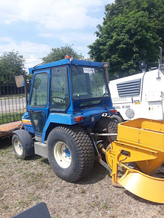 Трактор ISEKI  з щіткою і насадкою для розсипання солі та піска