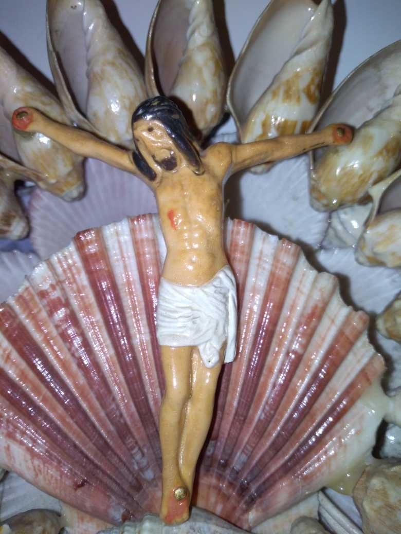 Candeeiro artesanal de conchas e escultura de Cristo