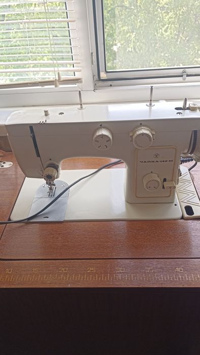 Швейна машинка з електричним приводом Японія