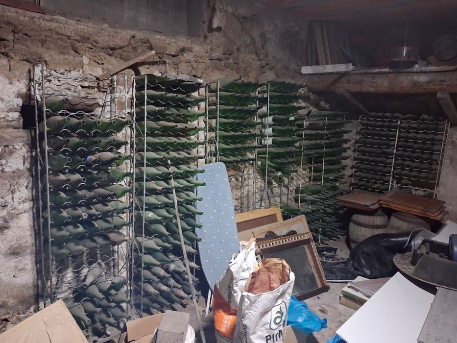 Garrafeiras em metal e garrafas de 1 litro vazias (para engarrafar)