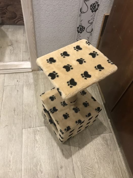 Домівка з кігтеточкою для котів