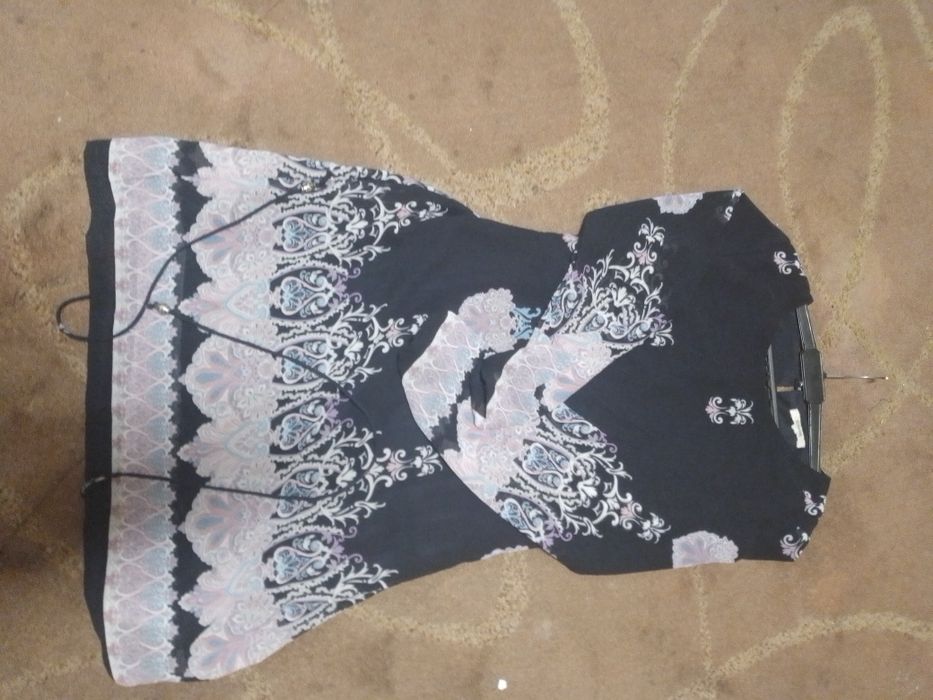 Vestido com barra florida em baixo e nas mangas