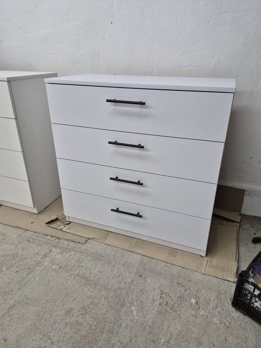 Комод на 4 ящики.