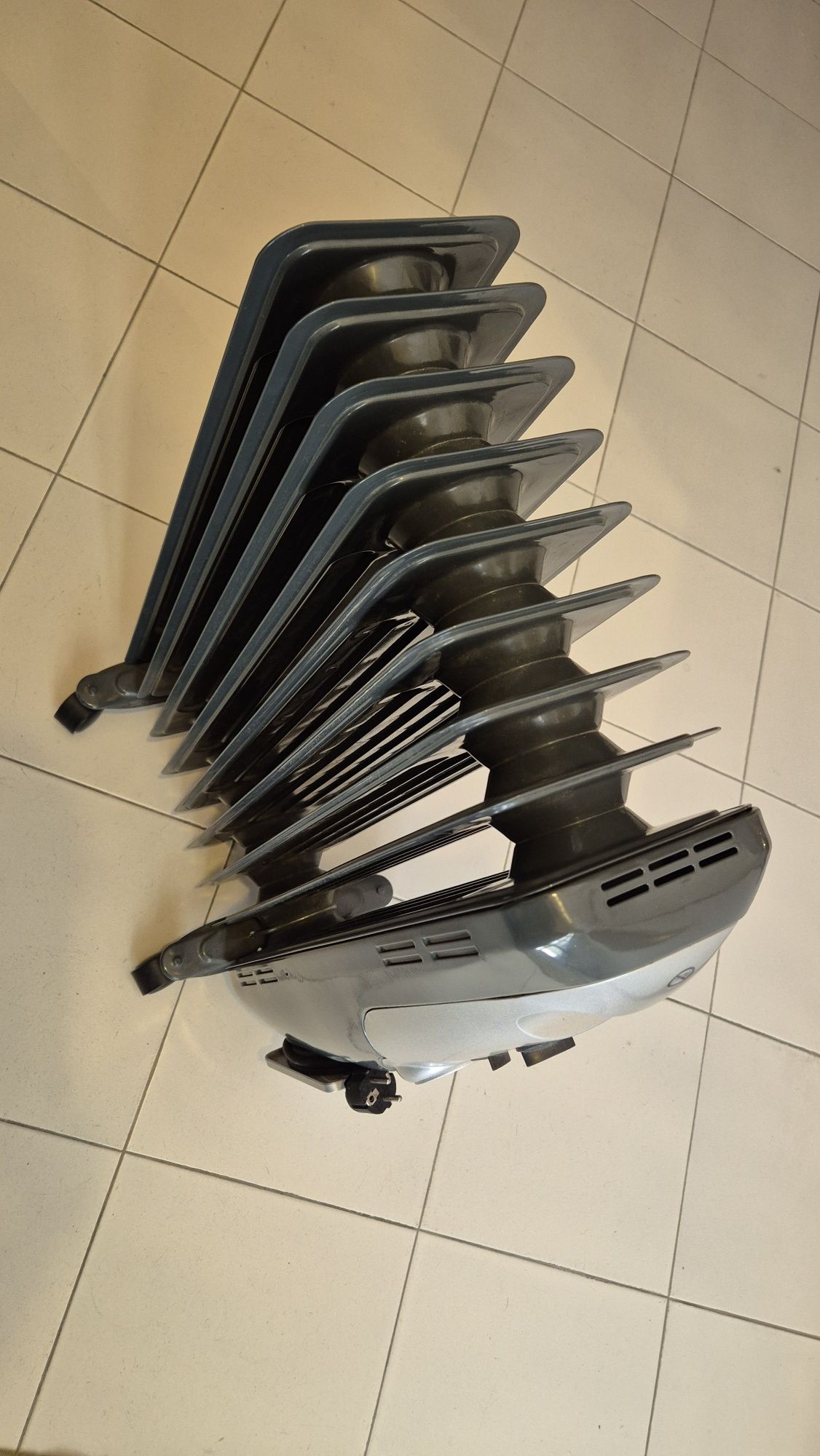 Aquecedor a óleo AEG modelo RA5521 com 2200W