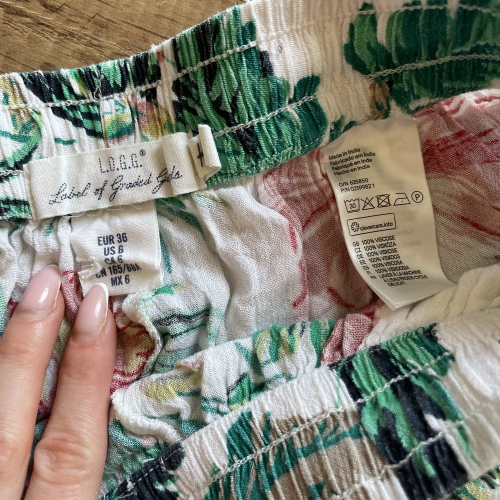 letnie szorty wakacje hawajskie spodenki bermudy H&M 36 wiskoza kwiaty