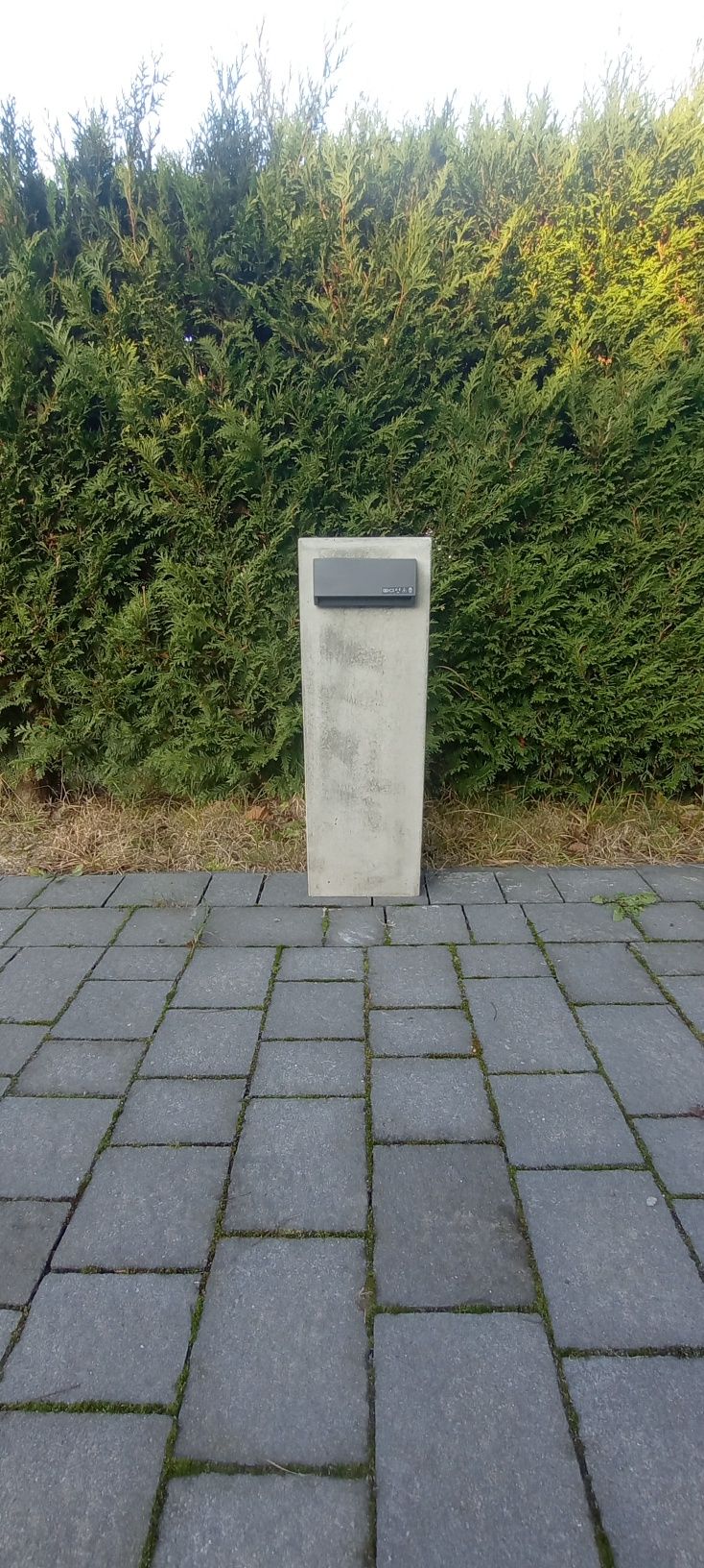 Lampa ogrodowa betonowa słupek oświetleniowy