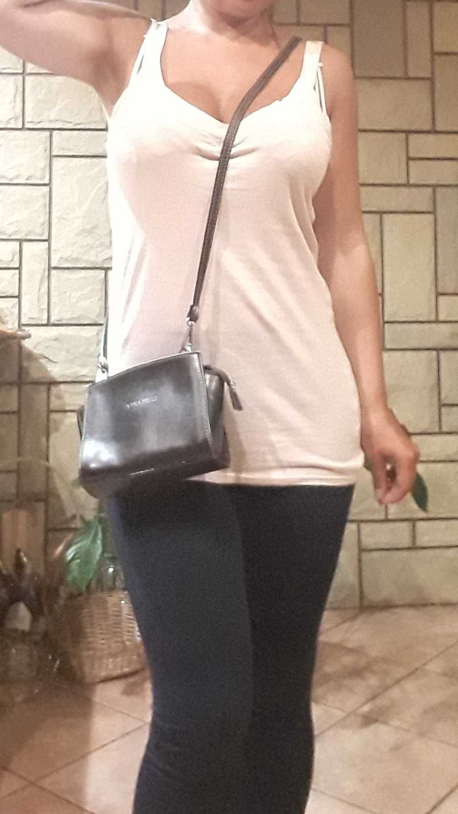 Mała listonoszka torebka na długim pasku w kolorze ciemnego brązu