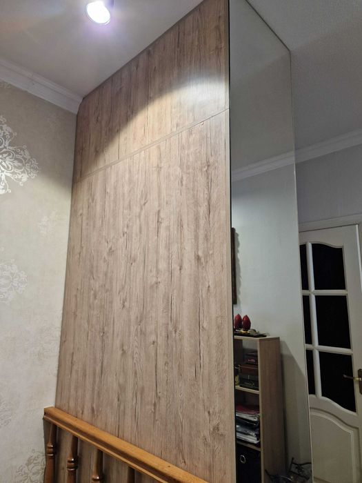 Шафа двохдверна з антресолями в сучасному стилі.