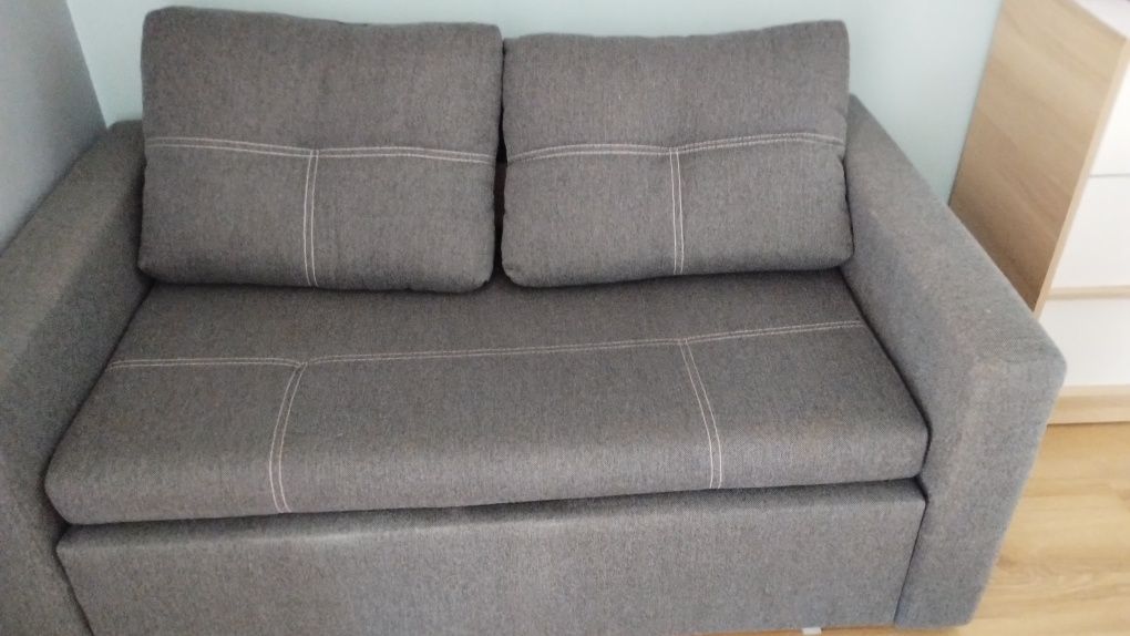 Sofa z funkcją spania i pojemnikiem