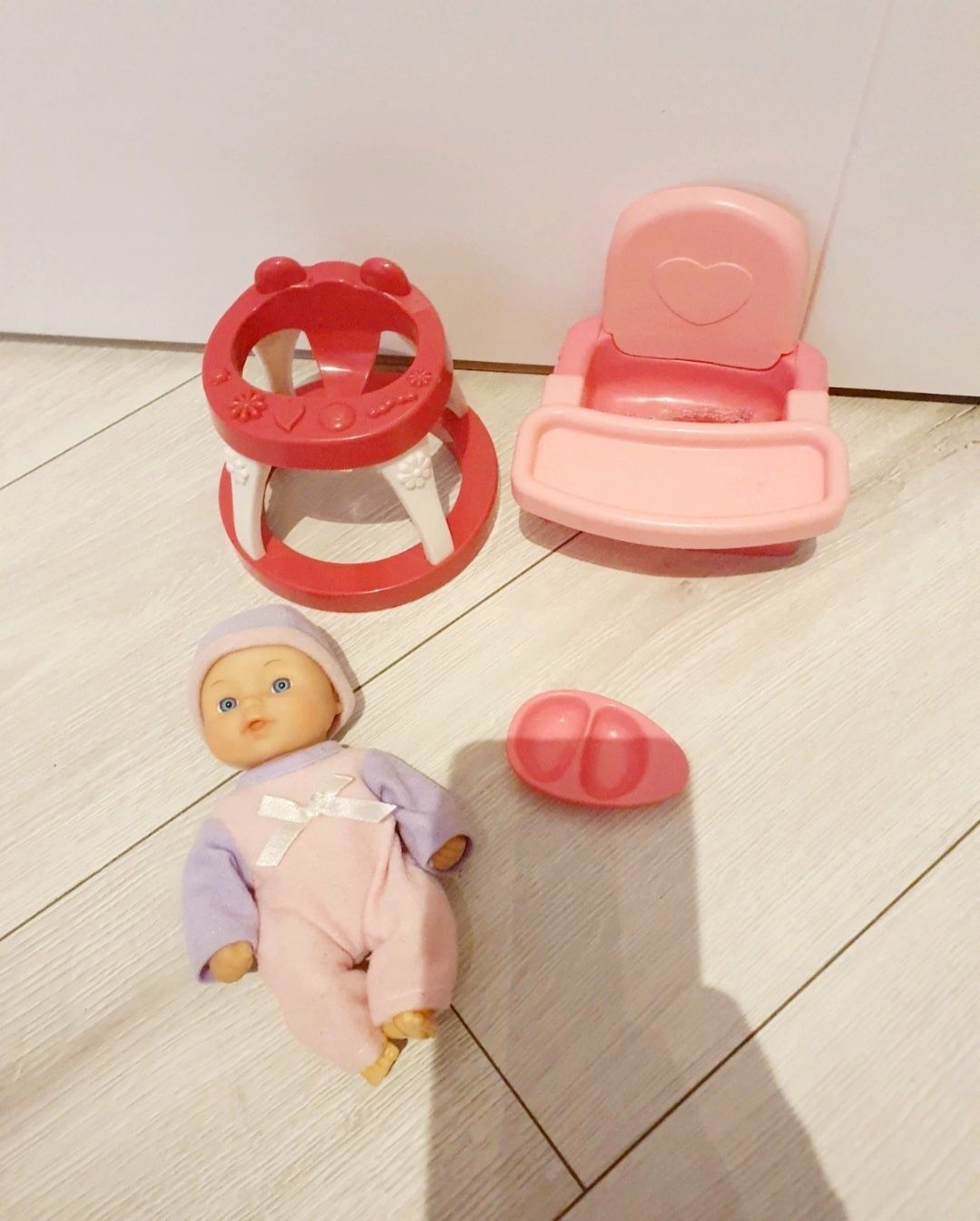 Zestaw lalka plus krzesełko do karmienia chodzik