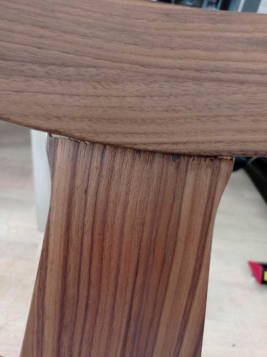 Zestaw dwóch krzeseł Henrico, nóżki orzech, szare siedzisko.