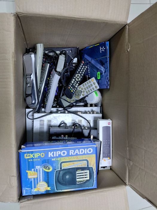 Коробка різної техніки тюнери, смарт приставка, пульти ітак далі