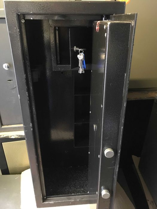 сейф для збої з механичним замком