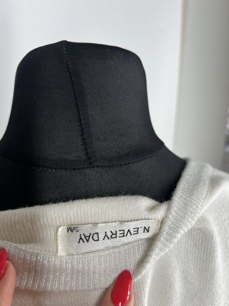 Elegancki bialo srebrny sweter/bluzka szerokie rekawy. 3/4
