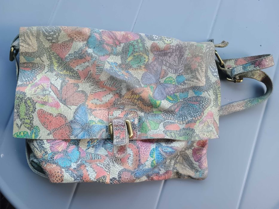 Torebka damska skórzana z motywem motyli