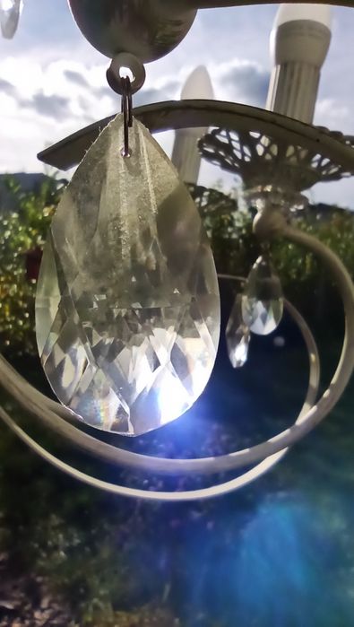 Lampa wisząca, żyrandol z ozdobnymi kryształami marki Ikea.