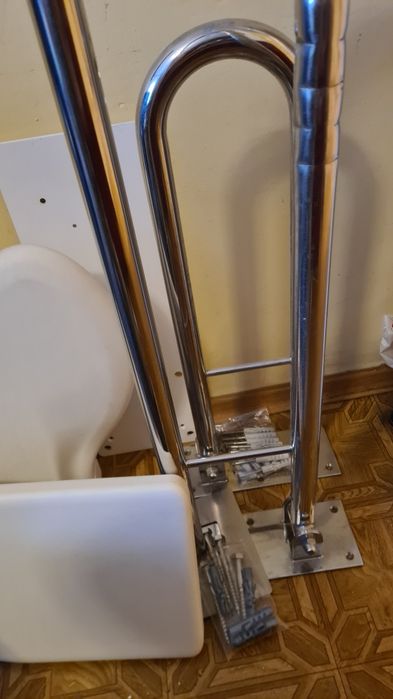 Barierki siedzisko rozkładane prysznic dla osoby niepełnosprawnej