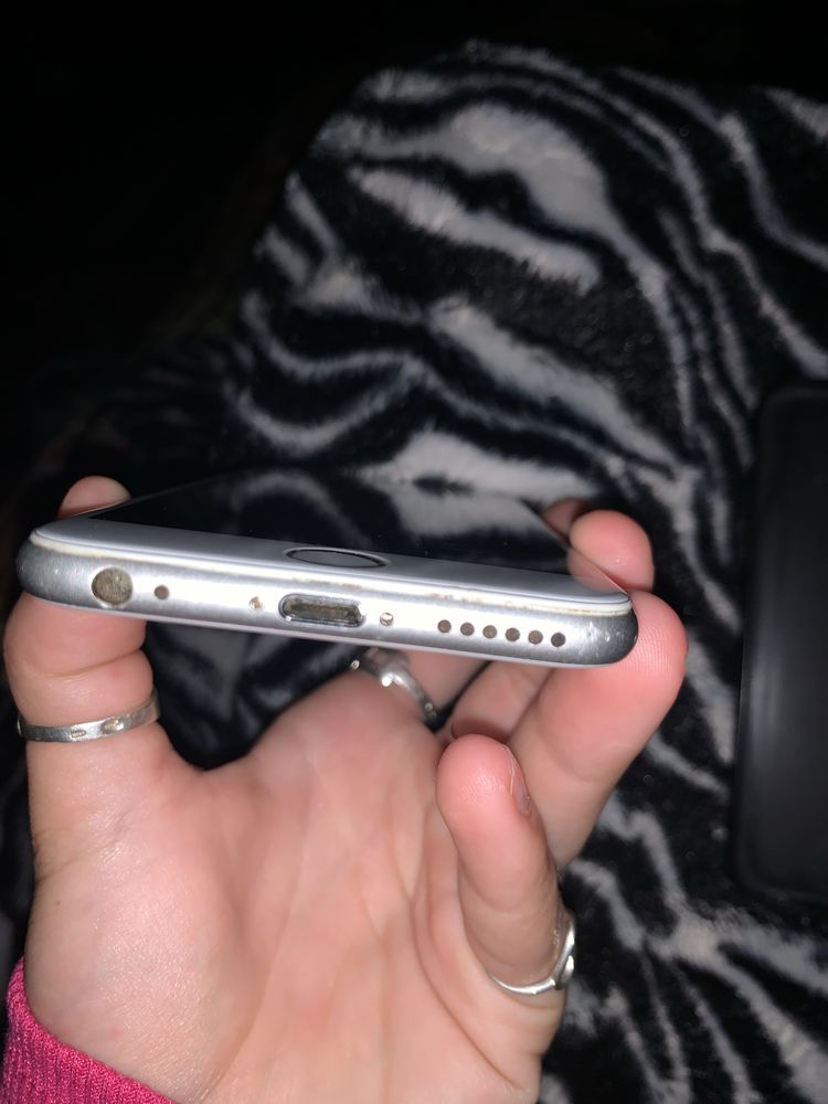 Телефон iPhone 6s в сірому кольорі
