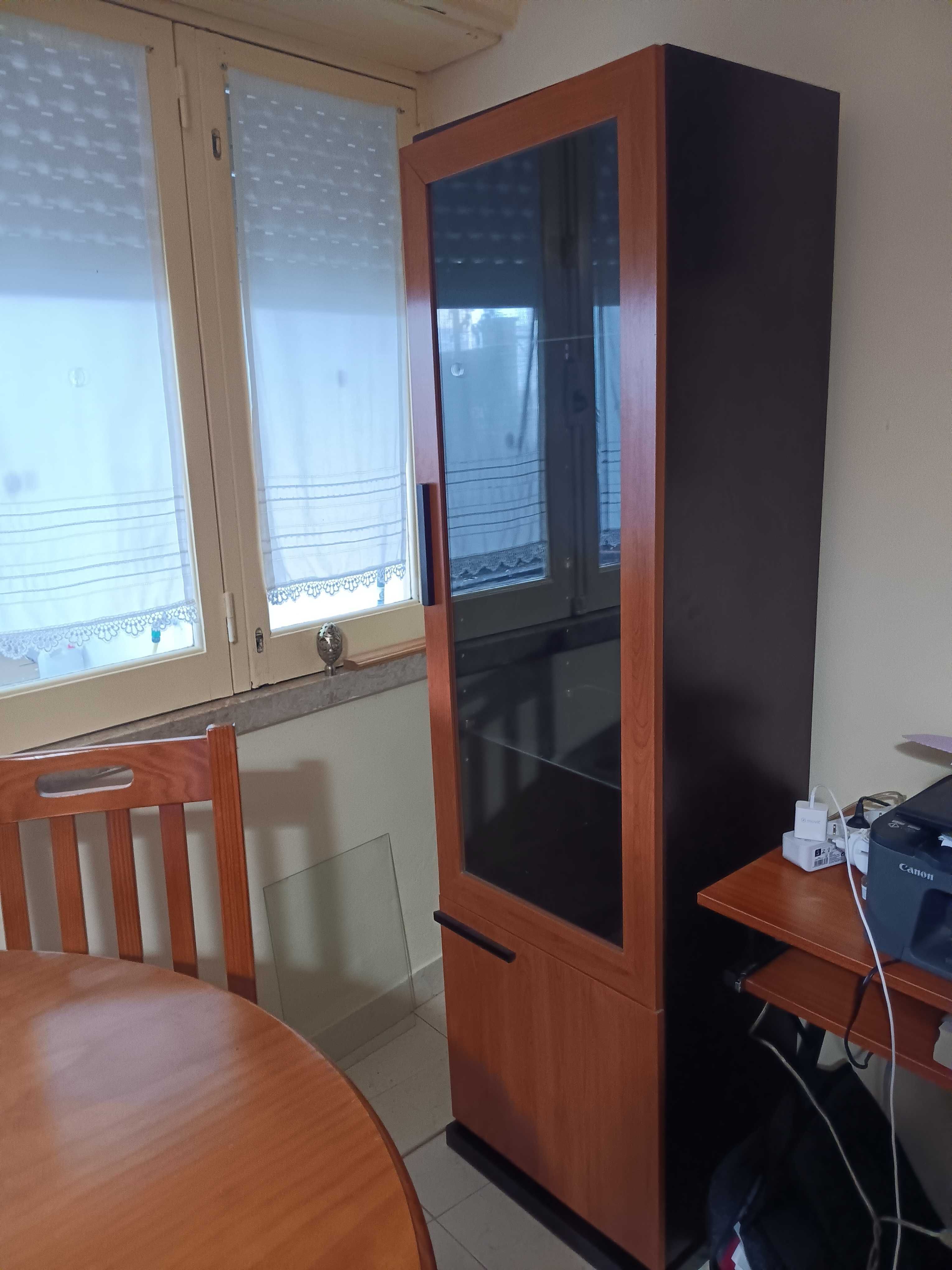Mesa extensível + 4 cadeiras madeira massiça e móvel cristaleira
