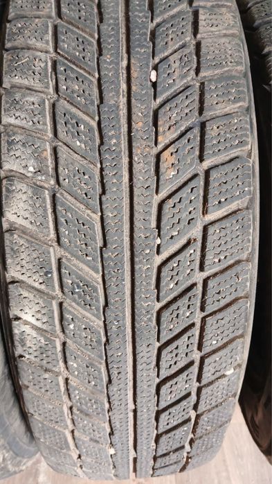 Резина зимня на авто 15r