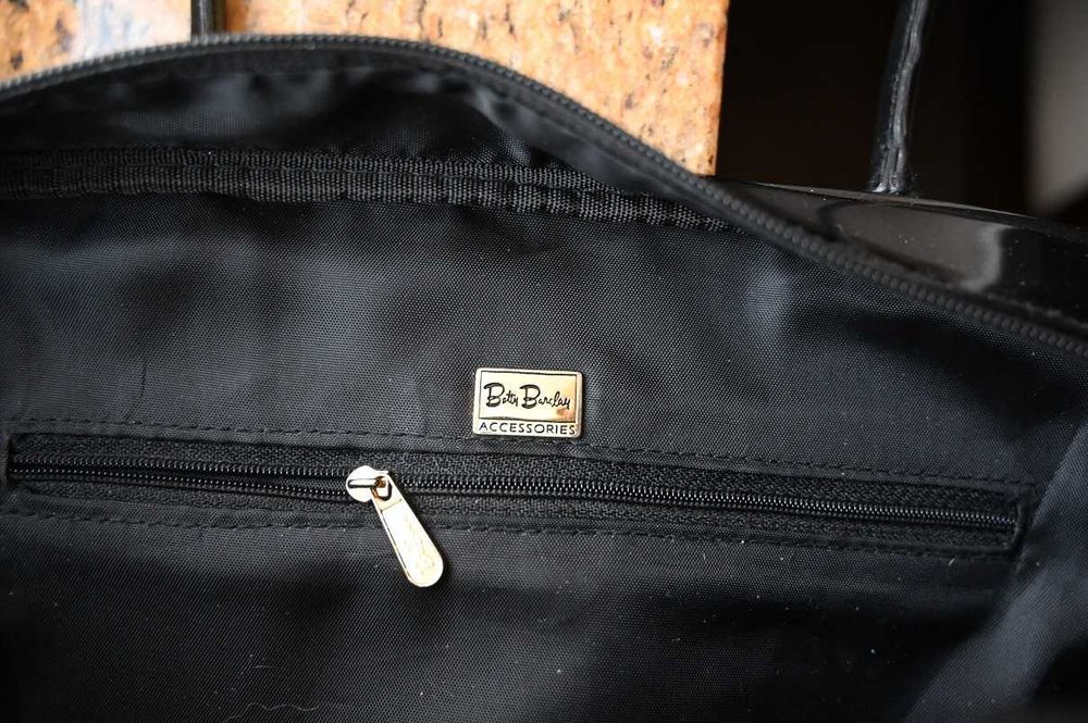 Czarna lakierowana torebka na ramię