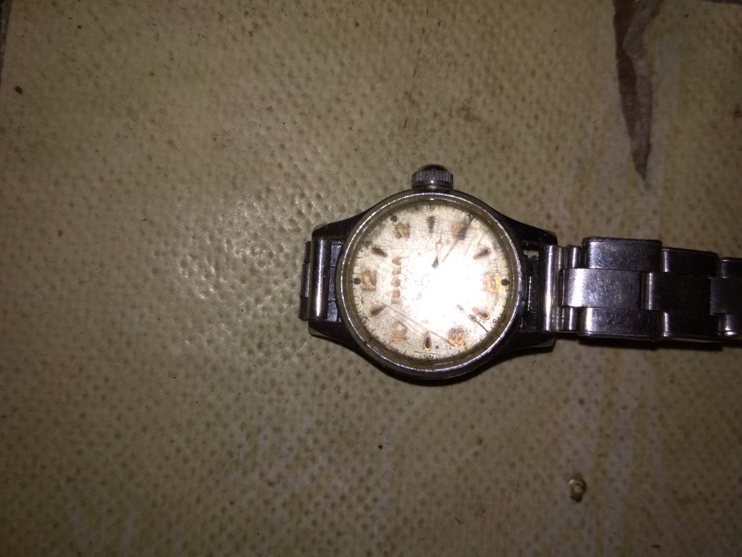 Продается советские часы ISOLA в рабочем состояний.
