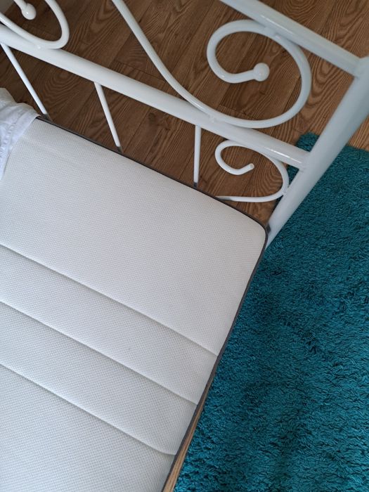 Łóżko metalowe z materacem