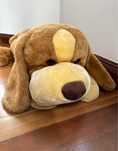 Cão de peluche gigante
