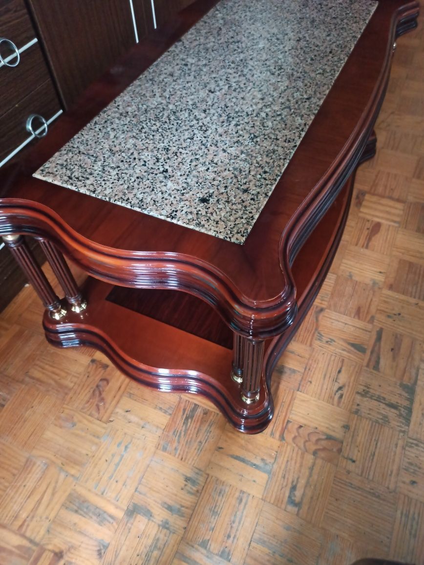 Mesa de centro com tampo em mármore