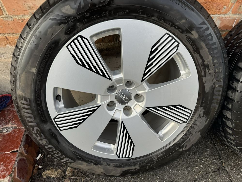 Колеса та диски Audi e tron Резина Bridgestone Alenza 255/55 R19