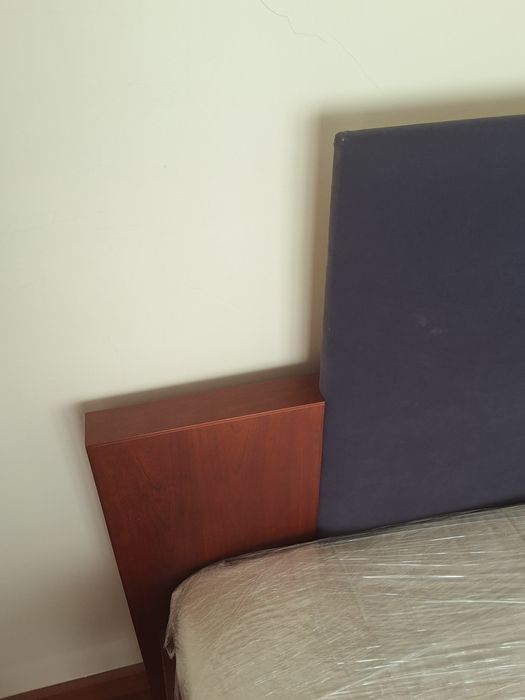 Cama de solteiro com estrado articulado.