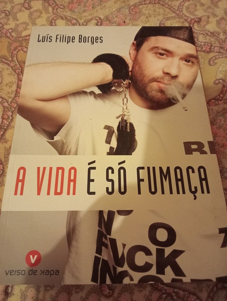 Livro A Vida É Só Fumaça de Luís Filipe Borges