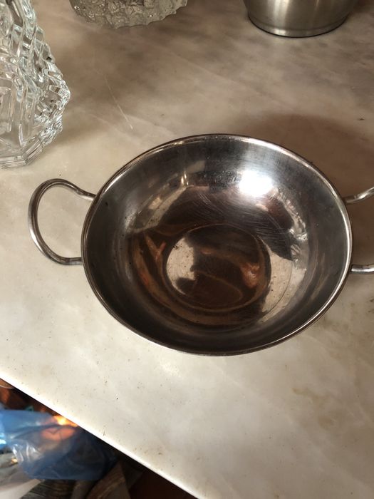 Varias peças de louça decorativa e cozinha