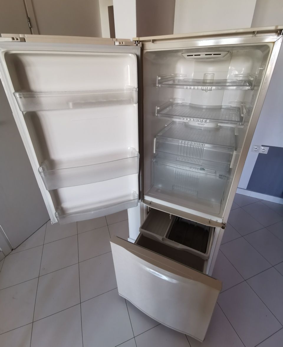 Lodówka zamrażarka SHARP SJ-W36J-BE - drzwi otwierane z obu stron