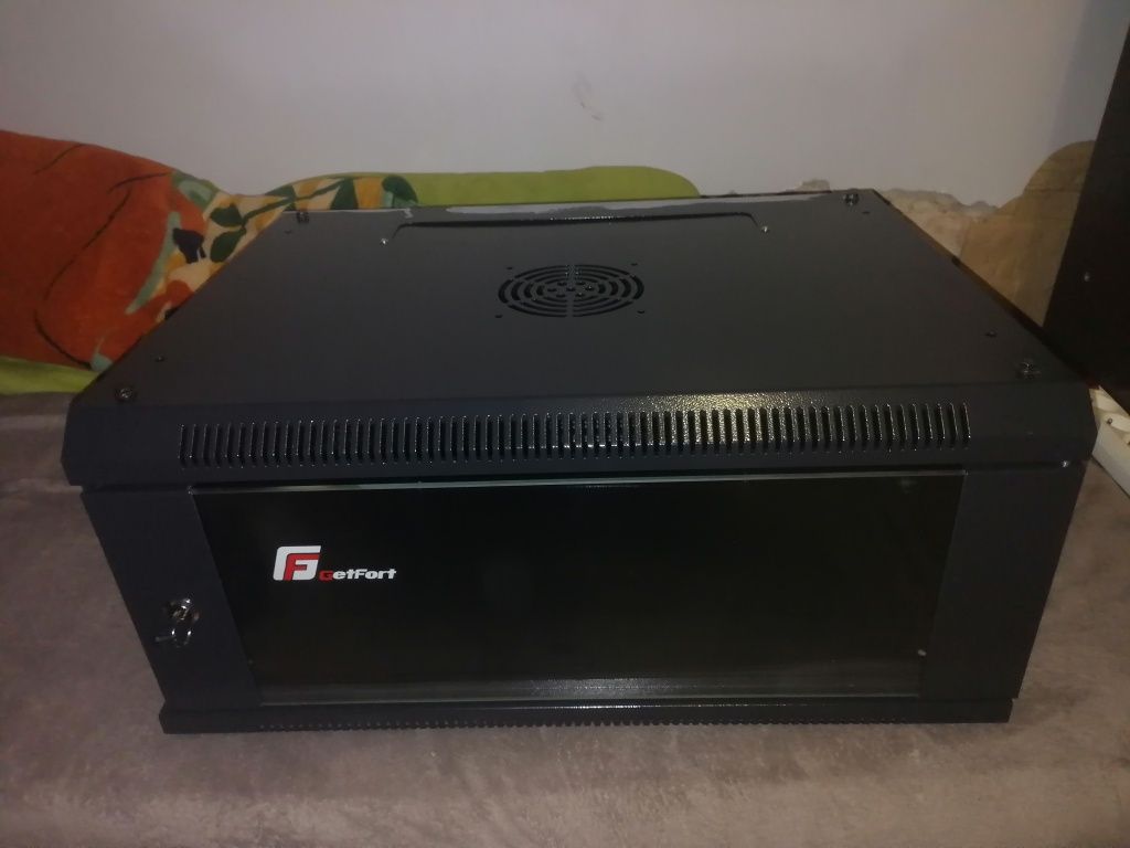 Szafka wisząca GetFort na monitoring