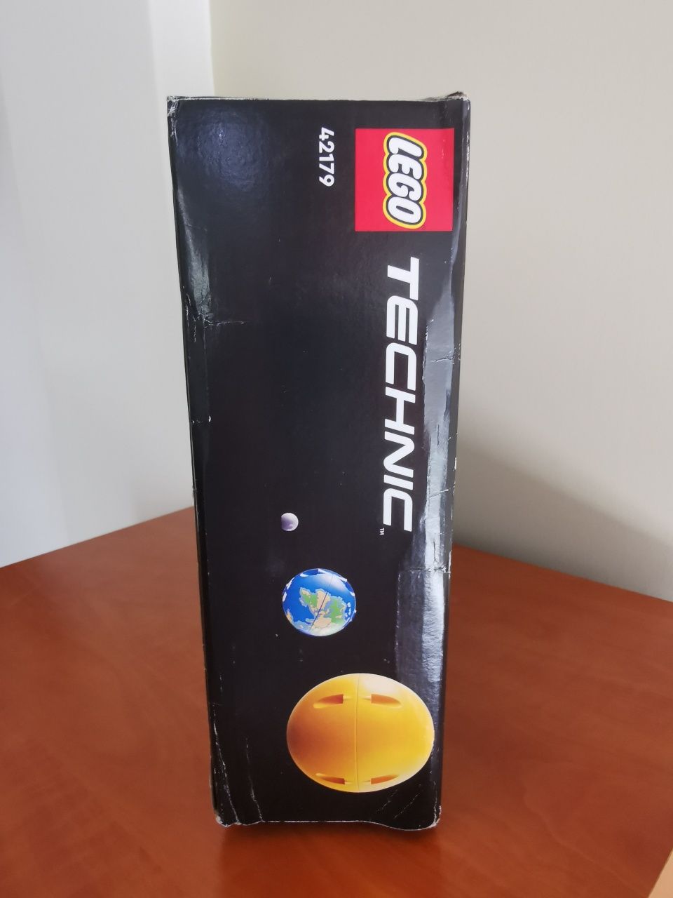 Lego 42179 Planet Earth and moon in orbit